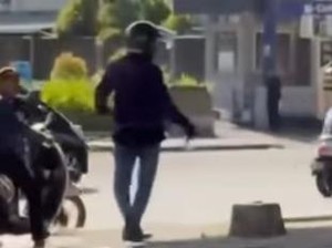 Pemotor Ancam Pendemo Pakai Parang di Makassar Diduga Kesal Jalan Ditutup