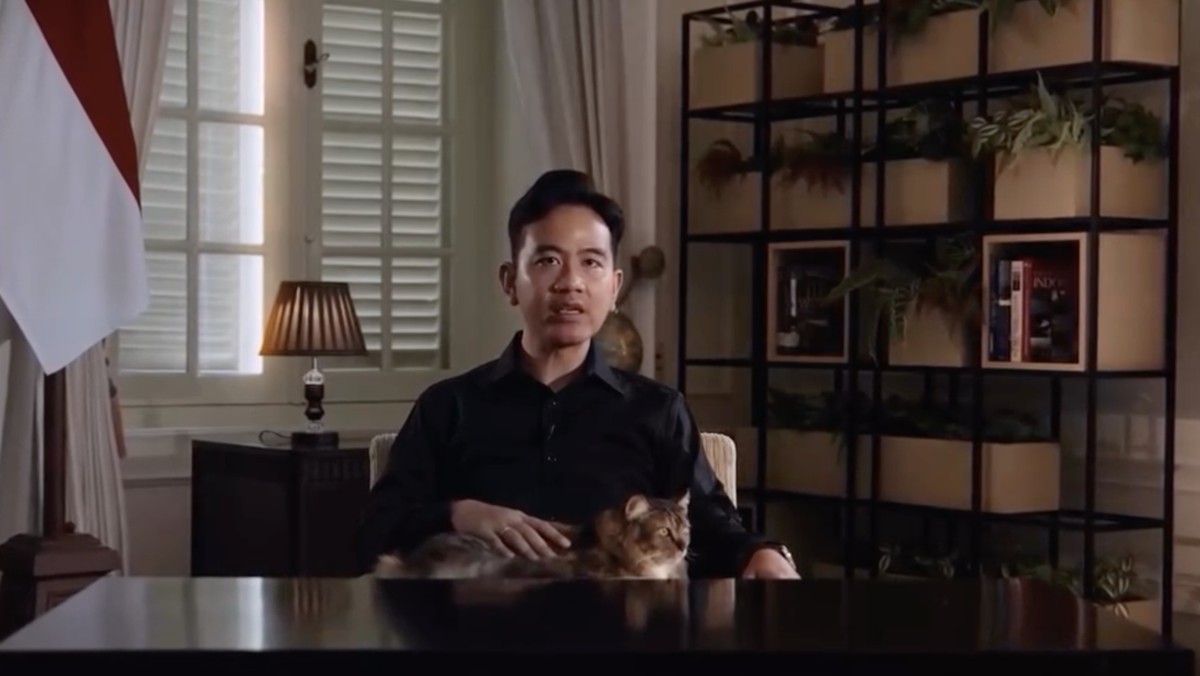 Duduk Sambil Elus Kucing, Gibran Kasih Pesan Bijak Soal AI