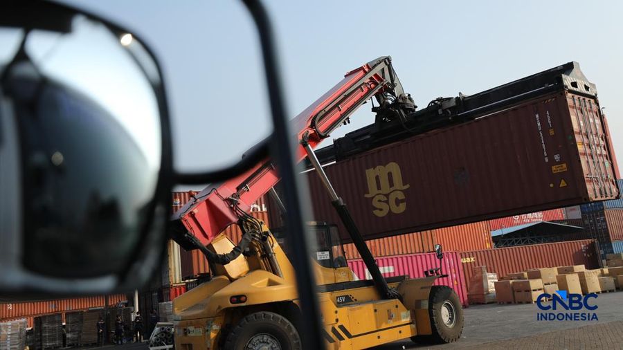 Aktivitas bongkar muat di di posko Bea dan Cukai Terminal Petikemas (TPK) Koja, Tanjung Priok, Jakarta, Rabu (17/6). (CNBC Indonesia/Tri Susilo)
