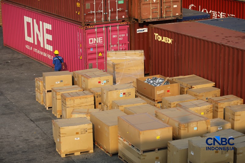 Aktivitas bongkar muat di di posko Bea dan Cukai Terminal Petikemas (TPK) Koja, Tanjung Priok, Jakarta, Rabu (17/6). (CNBC Indonesia/Tri Susilo)