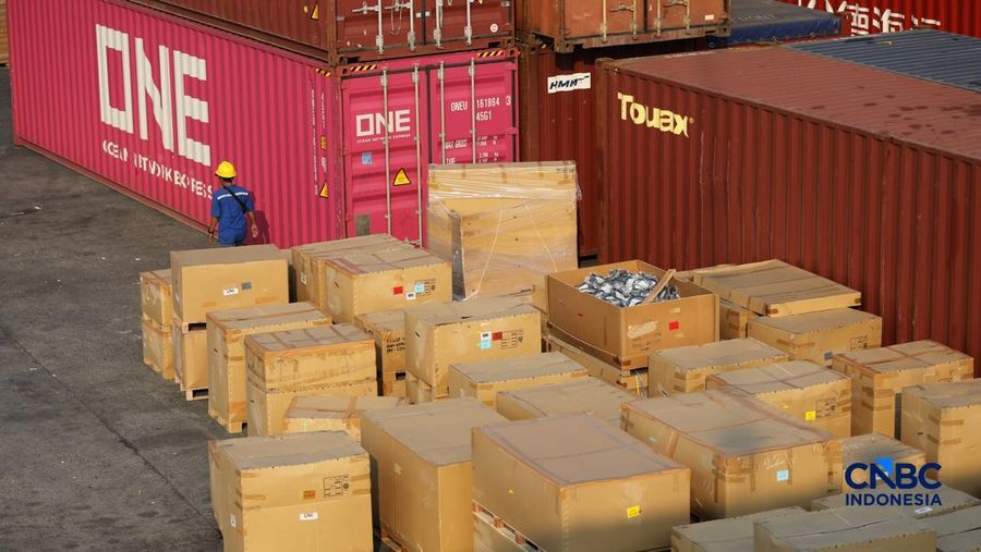 Aktivitas bongkar muat di di posko Bea dan Cukai Terminal Petikemas (TPK) Koja, Tanjung Priok, Jakarta, Rabu (17/6). (CNBC Indonesia/Tri Susilo)