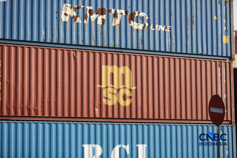 Aktivitas bongkar muat di di posko Bea dan Cukai Terminal Petikemas (TPK) Koja, Tanjung Priok, Jakarta, Rabu (17/6). (CNBC Indonesia/Tri Susilo)