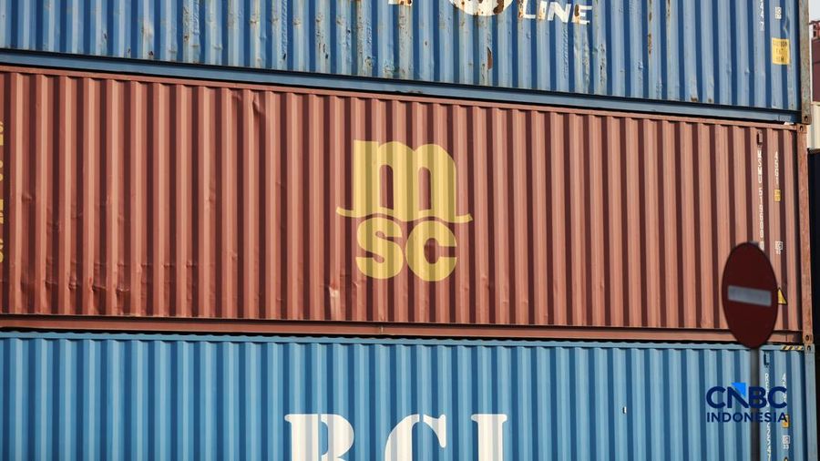 Aktivitas bongkar muat di di posko Bea dan Cukai Terminal Petikemas (TPK) Koja, Tanjung Priok, Jakarta, Rabu (17/6). (CNBC Indonesia/Tri Susilo)