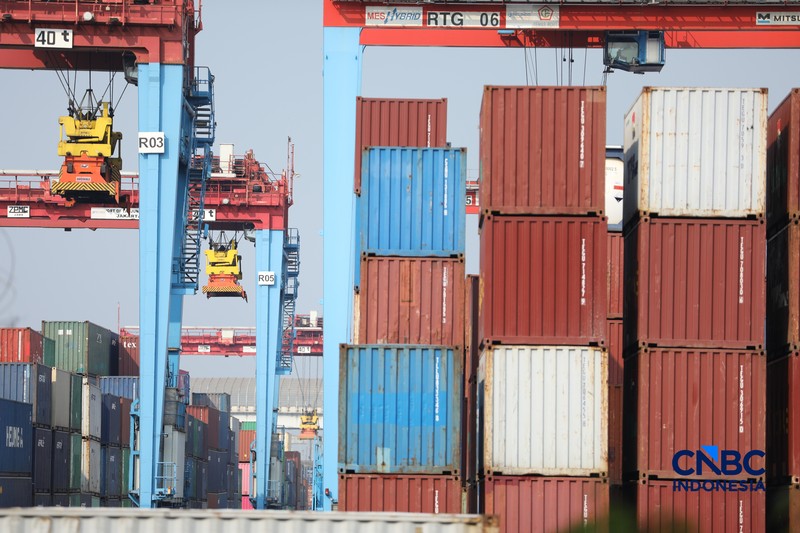 Aktivitas bongkar muat di di posko Bea dan Cukai Terminal Petikemas (TPK) Koja, Tanjung Priok, Jakarta, Rabu (17/6). (CNBC Indonesia/Tri Susilo)