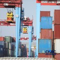 Aktivitas bongkar muat di posko Bea dan Cukai Terminal Petikemas (TPK) Koja, Tanjung Priok, Jakarta, Rabu (17/6). (CNBC Indonesia/Tri Susilo)