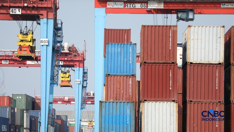 Aktivitas bongkar muat di posko Bea dan Cukai Terminal Petikemas (TPK) Koja, Tanjung Priok, Jakarta, Rabu (17/6). (CNBC Indonesia/Tri Susilo)
