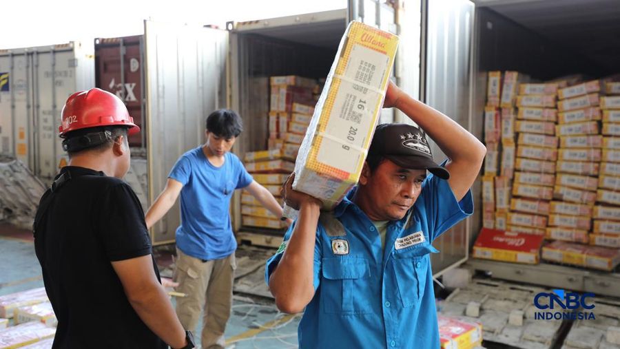 Aktivitas bongkar muat di posko Bea dan Cukai Terminal Petikemas (TPK) Koja, Tanjung Priok, Jakarta, Rabu (17/6). (CNBC Indonesia/Tri Susilo)