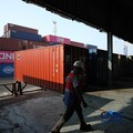 Aktivitas bongkar muat di posko Bea dan Cukai Terminal Petikemas (TPK) Koja, Tanjung Priok, Jakarta, Rabu (17/6). Sebelumnya sempat dikunjungi oleh Menteri Keuangan Purbaya Yudhi Sadewa. (CNBC Indonesia/Tri Susilo)