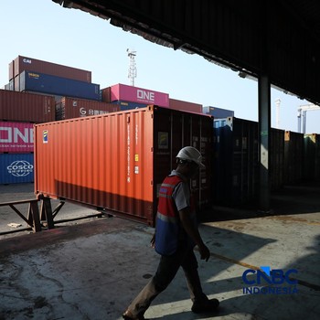 Aktivitas bongkar muat di posko Bea dan Cukai Terminal Petikemas (TPK) Koja, Tanjung Priok, Jakarta, Rabu (17/6). Sebelumnya sempat dikunjungi oleh Menteri Keuangan Purbaya Yudhi Sadewa. (CNBC Indonesia/Tri Susilo)