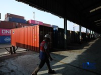Aktivitas bongkar muat di posko Bea dan Cukai Terminal Petikemas (TPK) Koja, Tanjung Priok, Jakarta, Rabu (17/6). Sebelumnya sempat dikunjungi oleh Menteri Keuangan Purbaya Yudhi Sadewa. (CNBC Indonesia/Tri Susilo)