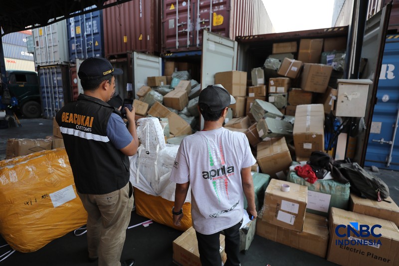 Aktivitas bongkar muat di di posko Bea dan Cukai Terminal Petikemas (TPK) Koja, Tanjung Priok, Jakarta, Rabu (17/6). (CNBC Indonesia/Tri Susilo)