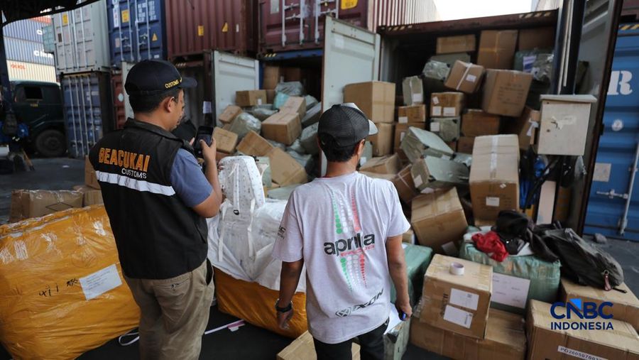 Aktivitas bongkar muat di posko Bea dan Cukai Terminal Petikemas (TPK) Koja, Tanjung Priok, Jakarta, Rabu (17/6). (CNBC Indonesia/Tri Susilo)