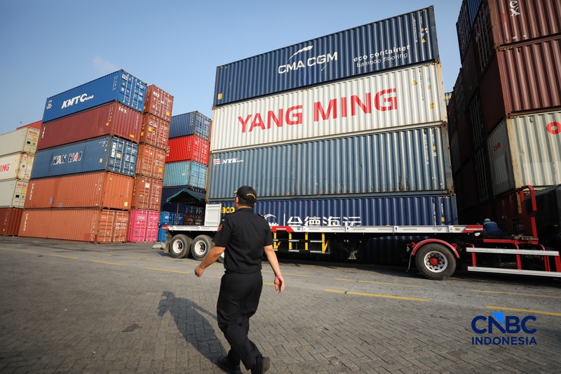 Aktivitas bongkar muat di di posko Bea dan Cukai Terminal Petikemas (TPK) Koja, Tanjung Priok, Jakarta, Rabu (17/6). (CNBC Indonesia/Tri Susilo)