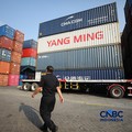 Aktivitas bongkar muat di posko Bea dan Cukai Terminal Petikemas (TPK) Koja, Tanjung Priok, Jakarta, Rabu (17/6). (CNBC Indonesia/Tri Susilo)