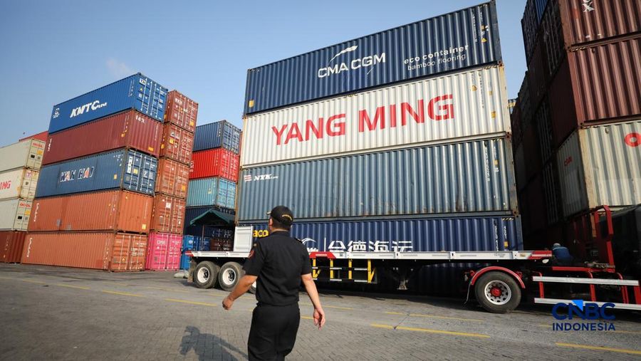 Aktivitas bongkar muat di posko Bea dan Cukai Terminal Petikemas (TPK) Koja, Tanjung Priok, Jakarta, Rabu (17/6). (CNBC Indonesia/Tri Susilo)