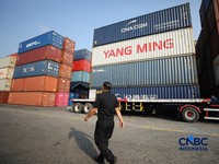 Aktivitas bongkar muat di posko Bea dan Cukai Terminal Petikemas (TPK) Koja, Tanjung Priok, Jakarta, Rabu (17/6). (CNBC Indonesia/Tri Susilo)