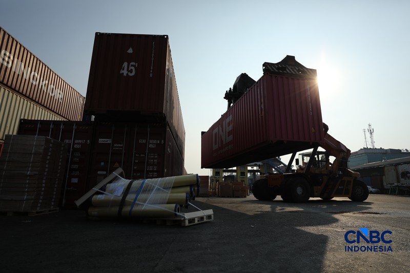Aktivitas bongkar muat di di posko Bea dan Cukai Terminal Petikemas (TPK) Koja, Tanjung Priok, Jakarta, Rabu (17/6). (CNBC Indonesia/Tri Susilo)