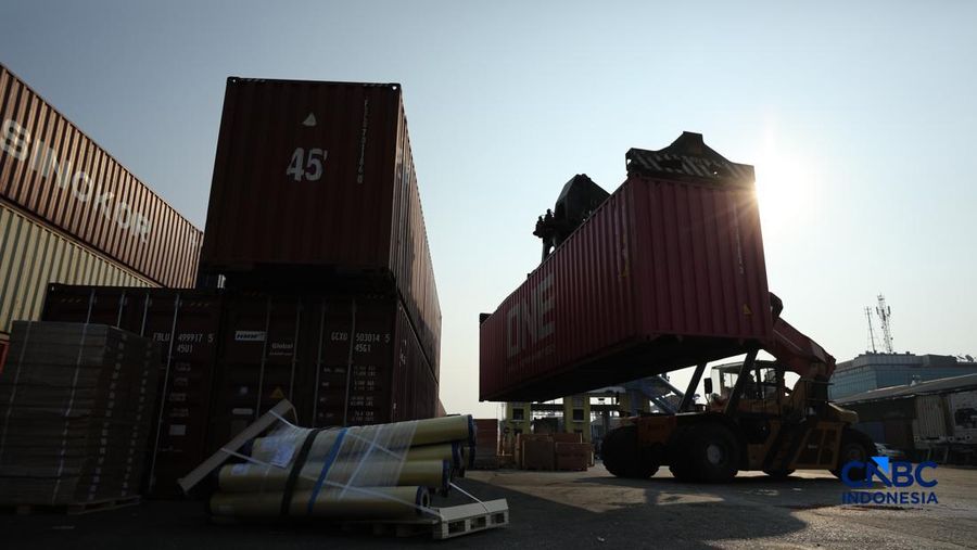 Aktivitas bongkar muat di posko Bea dan Cukai Terminal Petikemas (TPK) Koja, Tanjung Priok, Jakarta, Rabu (17/6). (CNBC Indonesia/Tri Susilo)
