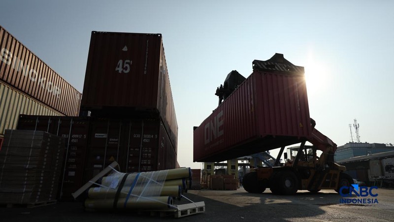 Aktivitas bongkar muat di posko Bea dan Cukai Terminal Petikemas (TPK) Koja, Tanjung Priok, Jakarta, Rabu (17/6). (CNBC Indonesia/Tri Susilo)
