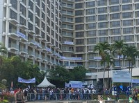 Aparat keamanan mulai bersiaga di kawasan Hotel Sultan, Jakarta Pusat, pada Rabu (18/6/2026), bertepatan dengan rencana pelaksanaan eksekusi pengosongan lahan yang menjadi sengketa antara pemerintah dan PT Indobuildco. (CNBC Indonesia/Ferry Sandi)