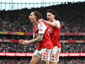 Carragher: Calafiori Bek Kiri Terbaik Premier League