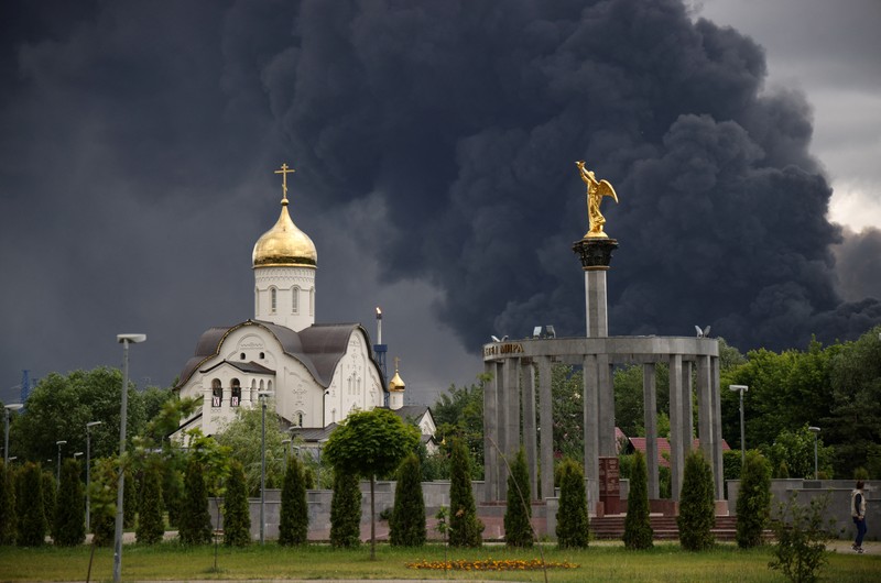 Kepulan asap tebal disertai kobaran api membubung dari kilang minyak setelah apa yang menurut pihak berwenang merupakan serangan pesawat tak berawak Ukraina dalam konflik Rusia-Ukraina, di Moskow, Rusia, 18 Juni 2026, dalam gambar yang diperoleh dari media sosial ini. (SOCIAL MEDIA/via REUTERS)