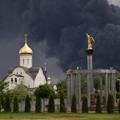 Asap mengepul dari kilang minyak setelah serangan pesawat tak berawak Ukraina dalam konflik Rusia-Ukraina, di Moskow, Rusia, 18 Juni 2026, dalam gambar yang diperoleh dari media sosial ini. (SOCIAL MEDIA/via REUTERS)