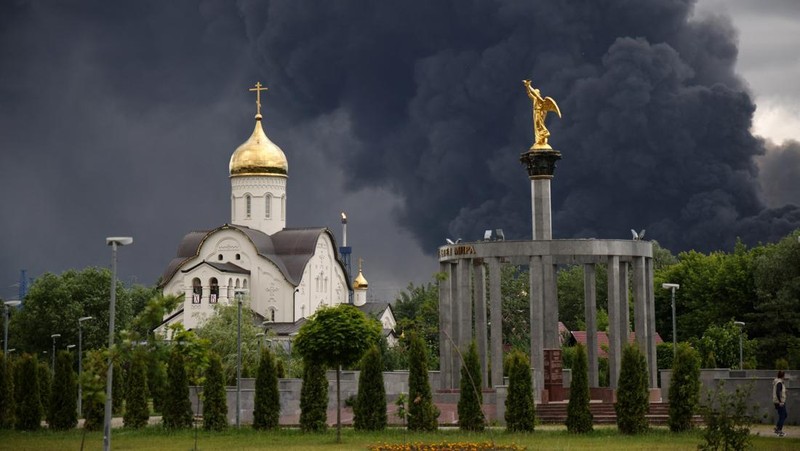 Asap mengepul dari kilang minyak setelah serangan pesawat tak berawak Ukraina dalam konflik Rusia-Ukraina, di Moskow, Rusia, 18 Juni 2026, dalam gambar yang diperoleh dari media sosial ini.