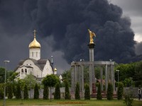 Asap mengepul dari kilang minyak setelah serangan pesawat tak berawak Ukraina dalam konflik Rusia-Ukraina, di Moskow, Rusia, 18 Juni 2026, dalam gambar yang diperoleh dari media sosial ini. (SOCIAL MEDIA/via REUTERS)