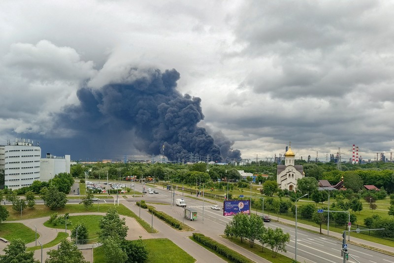 Kepulan asap tebal disertai kobaran api membubung dari kilang minyak setelah apa yang menurut pihak berwenang merupakan serangan pesawat tak berawak Ukraina dalam konflik Rusia-Ukraina, di Moskow, Rusia, 18 Juni 2026, dalam gambar yang diperoleh dari media sosial ini. (SOCIAL MEDIA/via REUTERS)
