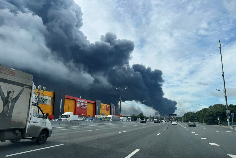 Kepulan asap tebal disertai kobaran api membubung dari kilang minyak setelah apa yang menurut pihak berwenang merupakan serangan pesawat tak berawak Ukraina dalam konflik Rusia-Ukraina, di Moskow, Rusia, 18 Juni 2026, dalam gambar yang diperoleh dari media sosial ini. (SOCIAL MEDIA/via REUTERS)