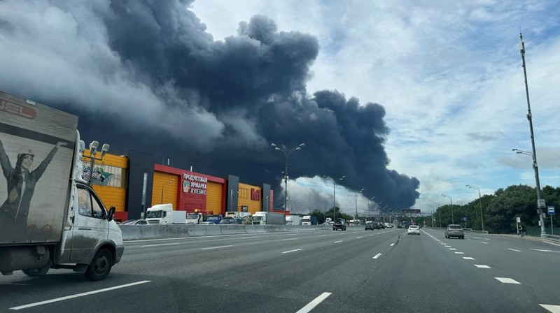 Asap mengepul setelah serangan pesawat tak berawak Ukraina dalam konflik Rusia-Ukraina di Moskow, Rusia, 18 Juni 2026, dalam gambar yang diperoleh dari media sosial ini.