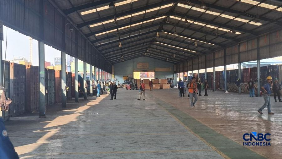 Penumpukan kontainer di jalur pemeriksaan Bea Cukai Tanjung Priok sudah mulai berkurang, setelah sebelumnya sempat menumpuk dan membuat kemacetan. (CNBC Indonesia/Chandra Dwi Pranata)