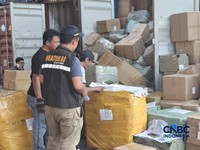 Penumpukan kontainer di jalur pemeriksaan Bea Cukai Tanjung Priok sudah mulai berkurang, setelah sebelumnya sempat menumpuk dan membuat kemacetan. (CNBC Indonesia/Chandra Dwi Pranata)