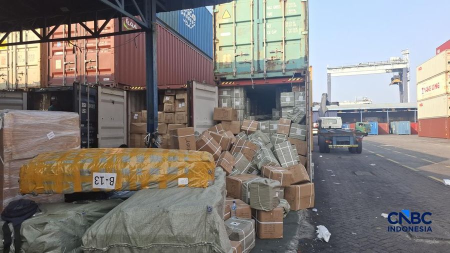 Penumpukan kontainer di jalur pemeriksaan Bea Cukai Tanjung Priok sudah mulai berkurang, setelah sebelumnya sempat menumpuk dan membuat kemacetan. (CNBC Indonesia/Chandra Dwi Pranata)