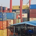 Penumpukan kontainer di jalur pemeriksaan Bea Cukai Tanjung Priok sudah mulai berkurang, setelah sebelumnya sempat menumpuk dan membuat kemacetan. (CNBC Indonesia/Chandra Dwi Pranata)
