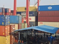 Penumpukan kontainer di jalur pemeriksaan Bea Cukai Tanjung Priok sudah mulai berkurang, setelah sebelumnya sempat menumpuk dan membuat kemacetan. (CNBC Indonesia/Chandra Dwi Pranata)
