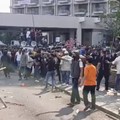 Eksekusi Hotel Sultan berlangsung Ricuh. (CNN Indonesia TV).