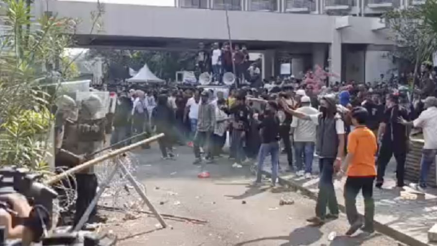 Eksekusi Hotel Sultan berlangsung Ricuh. (CNN Indonesia TV).