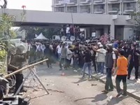 Eksekusi Hotel Sultan berlangsung Ricuh. (CNN Indonesia TV).