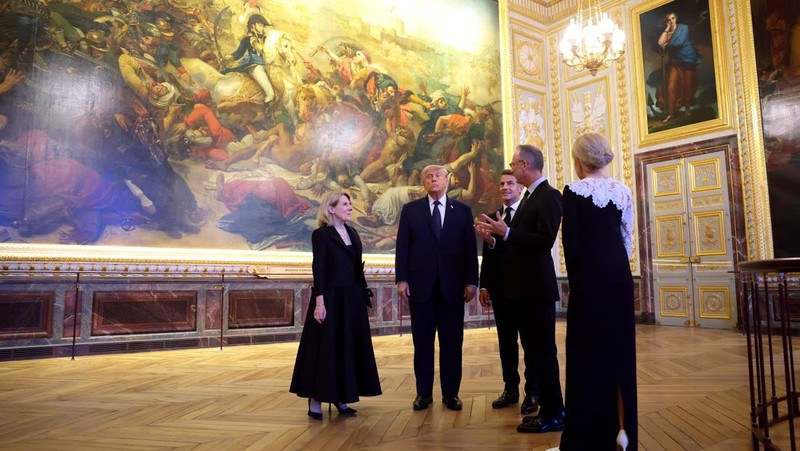 Minister of Culture Catherine Pegard, U.S. President Donald Trump, President of France Emmanuel Macron, Laurent Salome, and Brigitte Macron take a tour of Chateau de Versailles ahead of a dinner, France, June 17, 2026. Anna Moneymaker/Pool via REUTER
