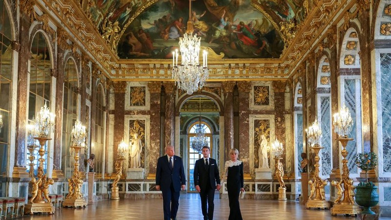 U.S. President Donald Trump receives a tour of Chateau de Versailles from President of France Emmanuel Macron and his wife Brigitte Macron ahead of a dinner, France, June 17, 2026. Anna Moneymaker/Pool via REUTERS
