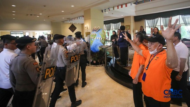Momen Polri-TNI Pukul Mundur Massa Simpatisan dan Kuasai Hotel Sultan