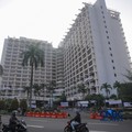 Hotel Sultan di kawasan Gelora Bung Karno (GBK) Jakarta Pusat dipasangi pagar kawat berduri menjelang eksekusi yang akan dilakukan hari ini Kamis (18/06/2026). (CNBC Indonesia/Faisal Rahman)