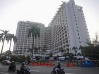 Hotel Sultan di kawasan Gelora Bung Karno (GBK) Jakarta Pusat dipasangi pagar kawat berduri menjelang eksekusi yang akan dilakukan hari ini Kamis (18/06/2026). (CNBC Indonesia/Faisal Rahman)