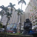 Hotel Sultan di kawasan Gelora Bung Karno (GBK) Jakarta Pusat dipasangi pagar kawat berduri menjelang eksekusi yang akan dilakukan hari ini Kamis (18/06/2026). (CNBC Indonesia/Faisal Rahman)