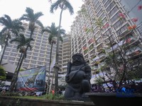 Hotel Sultan di kawasan Gelora Bung Karno (GBK) Jakarta Pusat dipasangi pagar kawat berduri menjelang eksekusi yang akan dilakukan hari ini Kamis (18/06/2026). (CNBC Indonesia/Faisal Rahman)