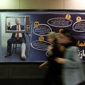 Warga berjalan melewati papan tanda dengan gambar yang menggambarkan Presiden AS Donald Trump yang terluka, di Teheran, Iran, 17 Juni 2026. Majid Asgaripour/WANA (West Asia News Agency) via REUTERS
