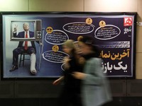 Warga berjalan melewati papan tanda dengan gambar yang menggambarkan Presiden AS Donald Trump yang terluka, di Teheran, Iran, 17 Juni 2026. Majid Asgaripour/WANA (West Asia News Agency) via REUTERS