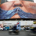 Sejumlah kendara bermotor melewati papan reklame anti-AS yang menggambarkan Presiden AS Donald Trump dan Selat Hormuz, di Teheran, Iran, 17 Mei 2026. Majid Asgaripour/WANA (West Asia News Agency) via REUTERS